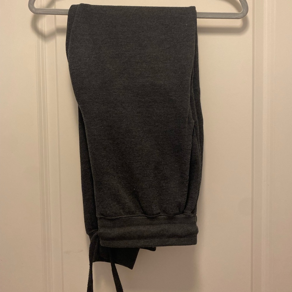 Dark grey sweatpants with emblem